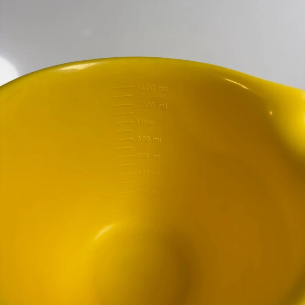 Vintage Rubbermaid 2661 Yellow Batter Mixing Bowl 1.4L Pour Spout Handle Retro